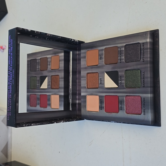 Urban decay eyeshadow palette - Picture 2 of 2